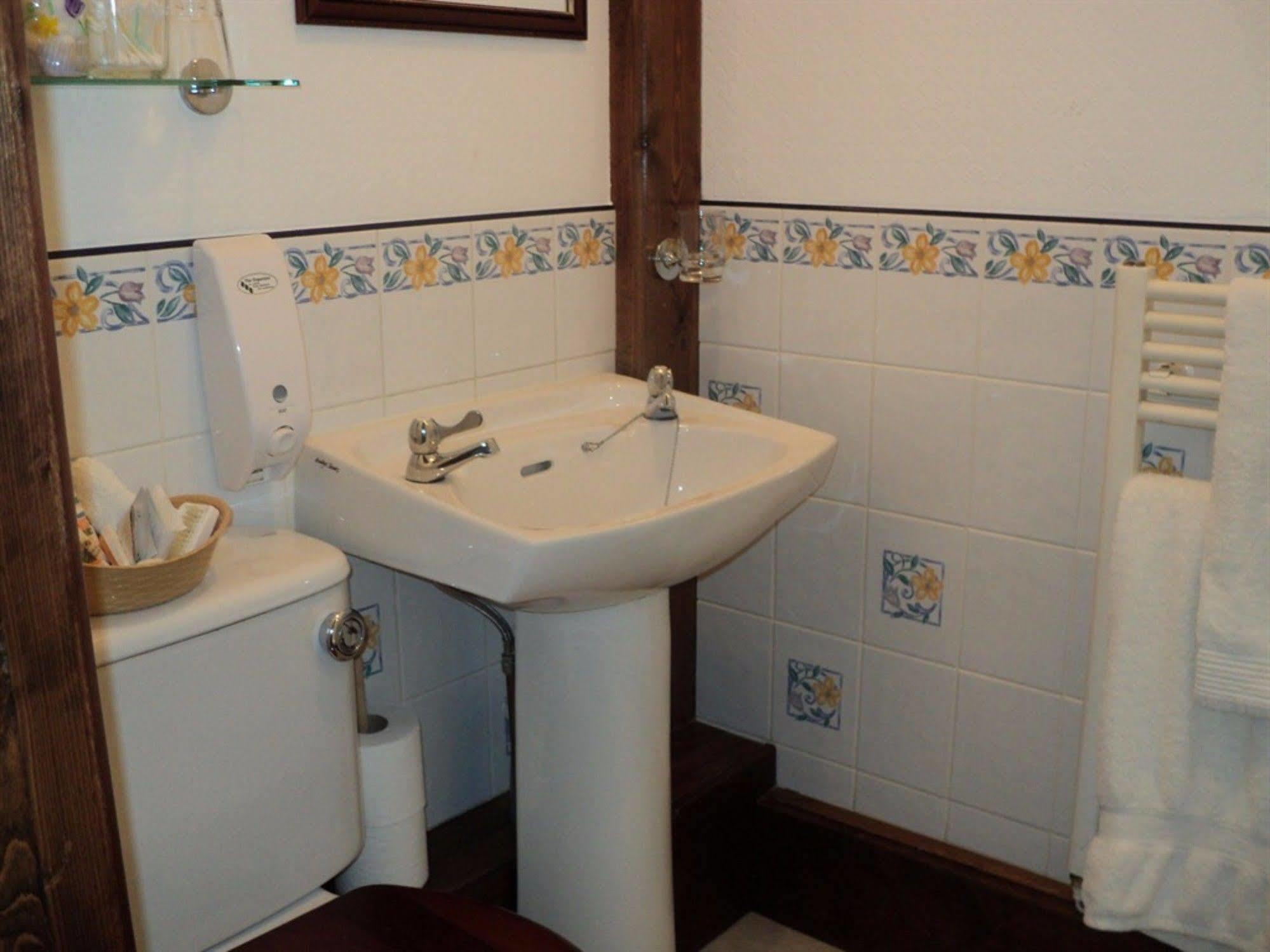 Grove House Guest House Telford Ngoại thất bức ảnh